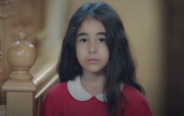 Çocuk oyuncumuz Nazlı Irmak, Kırımızı Oda dizisinde Alya karakterinin çocukluğunu canlandırmaktadır.