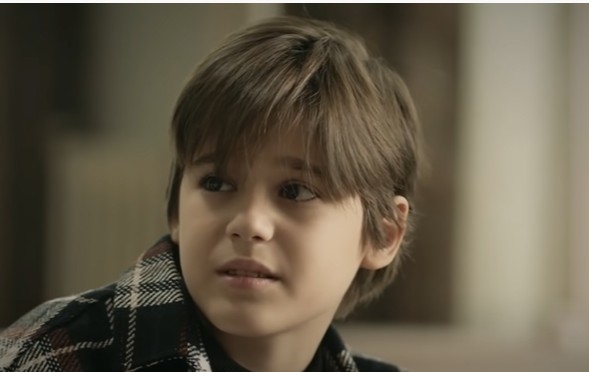 Yetenekli çocuk oyuncumuz Ahmet Mete, Çocuk Muzo karakteriyle bu sezon yine Camdaki Kız dizisinde rol almaktadır.