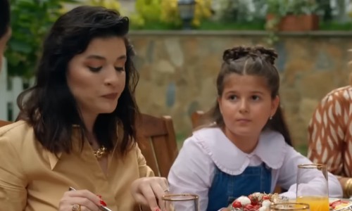 Yetenekli güzelliğimiz Meryem Mina, Leyla Dizisi`nin ana castında İpek karakterini canlandırmaktadır.